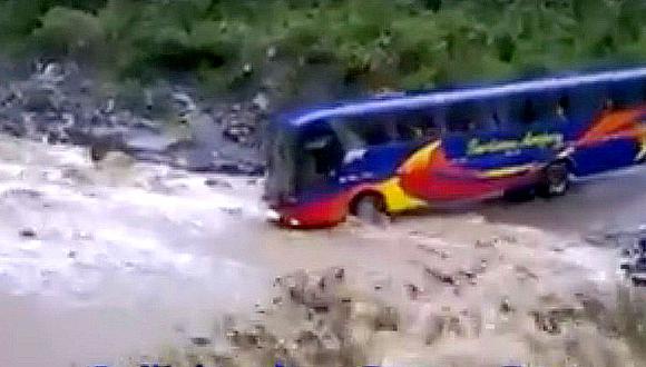 YouTube: Chofer arriesga pasajeros cruzando río cargado en Cusco (Vídeo)