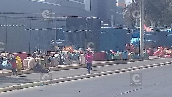 Comerciantes ocupan calle en las cercanías del estadio Melgar