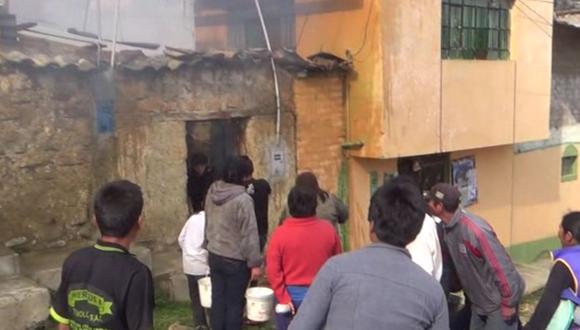 Vea voraz incendio que dejó una  vivienda en ruinas (VIDEO)