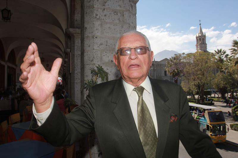 Padre e hijo en lista la de deudores judiciales