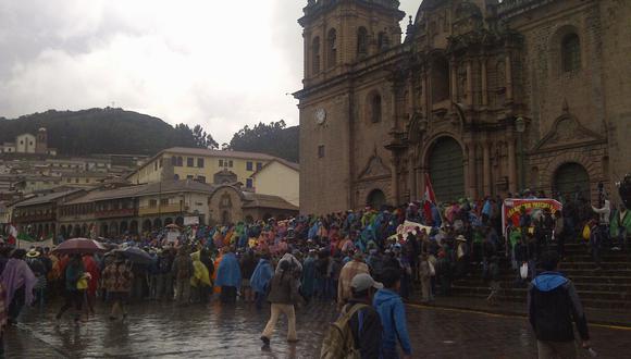 Cusco: Pese a intensa lluvia manifestantes toman la Plaza de Armas [Vídeo]