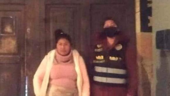La mujer continuaba delinquiendo pese a orden de detención. Foto/Captura de video.