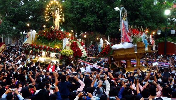 Momento cumbre del "Encuentro de Jesús y su madre María", en la procesión del Resurrección en Catacaos.