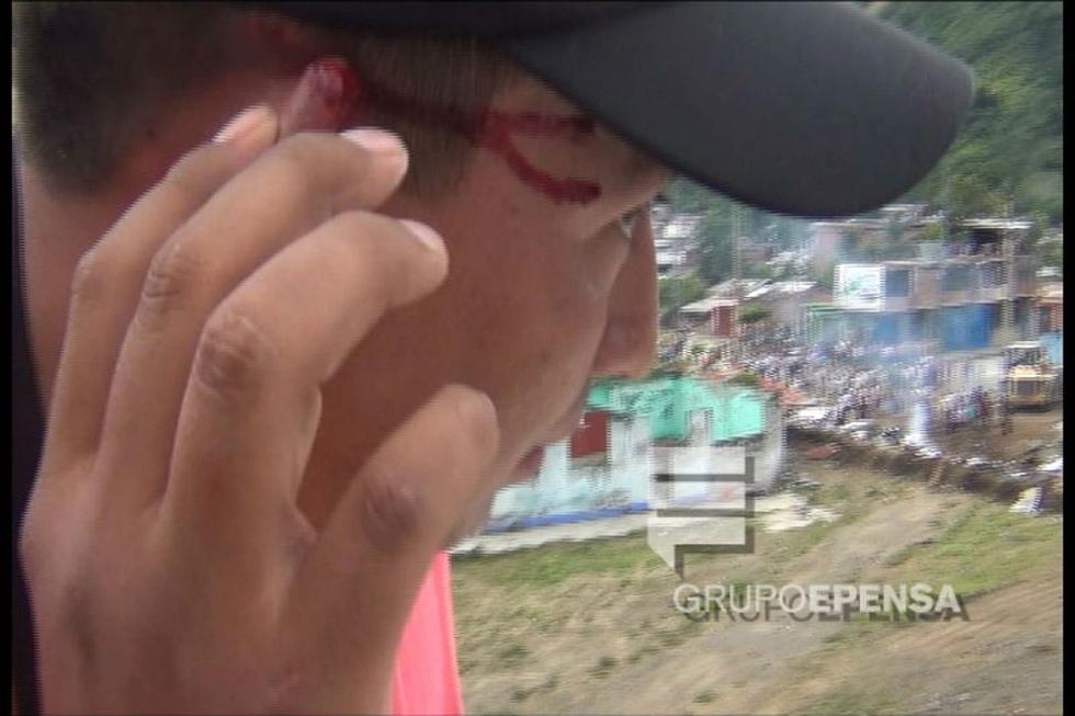 Población y vándalos se enfrentan por colegio y apertura de vía