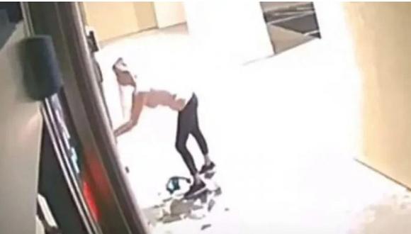 Mujer entra a robar en un spa con una sierra eléctrica y se lleva todo el bótox (VIDEO)