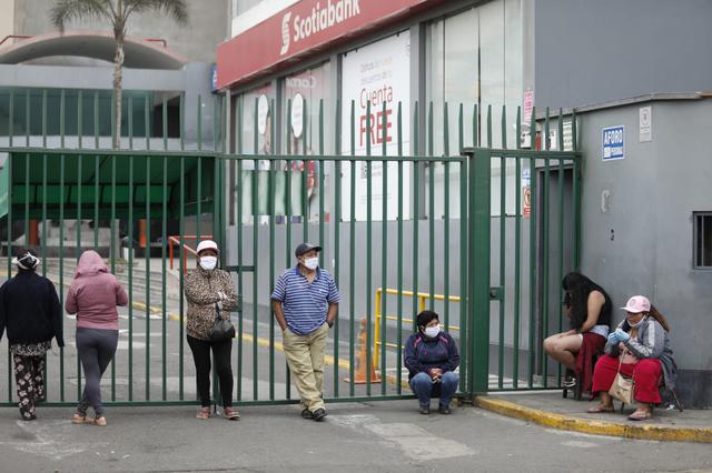 Un recorrido por los alrededores del lugar muestra a varios ciudadanos que desde tempranas horas de la mañana formaron filas para ser los primeros en recibir este subsidio económico. (Foto: Miguel Yovera)