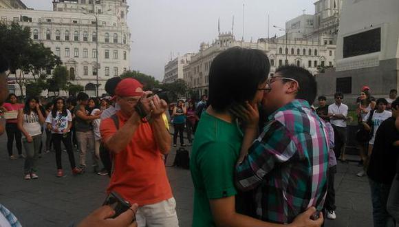 Participantes de "Besos contra la Homofobia" fueron desalojados de la Plaza de Armas