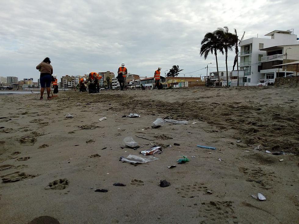 Soldados recogen basura que veraneantes irresponsables arrojan en la playa de Pimentel (VIDEO)