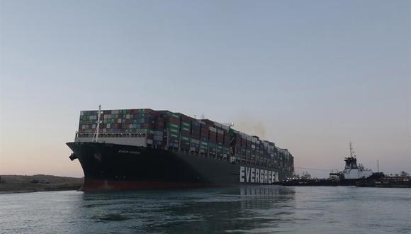 Imagen del buque portacontenedores Ever Given después de que fuera parcialmente reflotado en el Canal de Suez, Egipto, el 29 de marzo de 2021. (Foto: EFE).