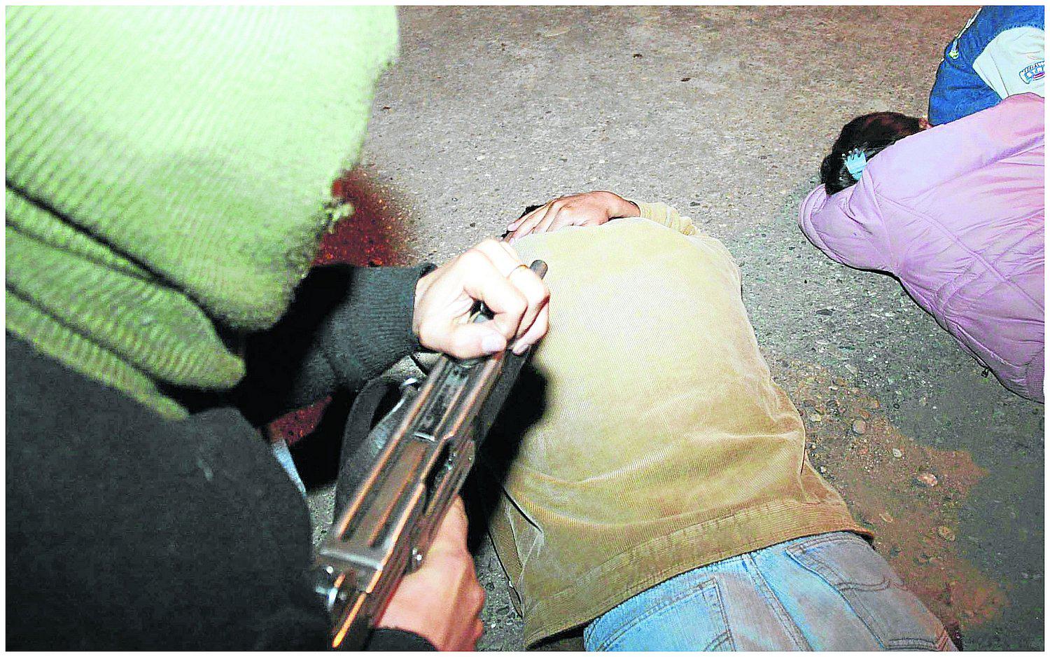 Sujetos armados irrumpen en poblado y matan a dirigente, su esposa e hijo