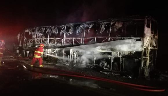 Bus de la empresa Flores Hermanos arde en llamas 