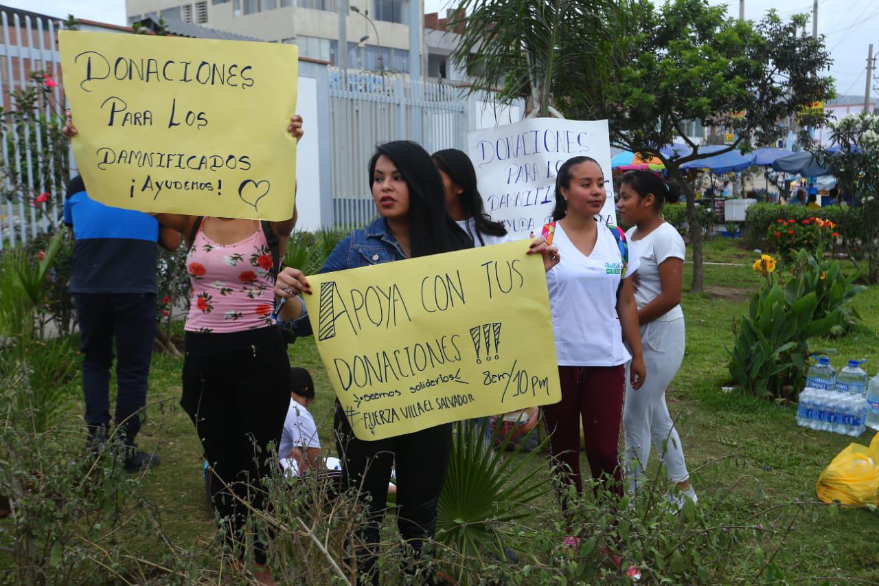 Grupo de jóvenes pide ayuda para damnificados. (Foto: Gonzalo Córdova/GEC)