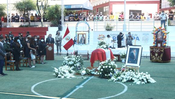 Varias autoridades del Gobierno Regional de Arequipa estuvieron presentes en la misa que se celebró en el lugar, dándole su respectivo pésame a la familia. (Foto: Eduardo Barreda)