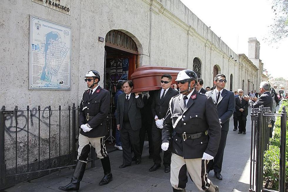 Intelectuales arequipeños y familiares le dan el último adios al ilustre poeta José Ruiz Rosas