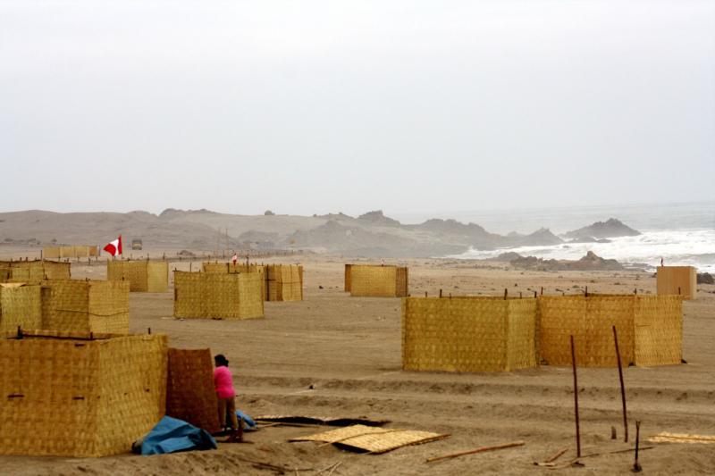 Invasores instalan chozas en playa La Meca