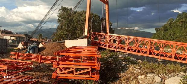 Tarma: Bridge of two million soles falls into the river on the day of its installation and leaves one injured (VIDEO)