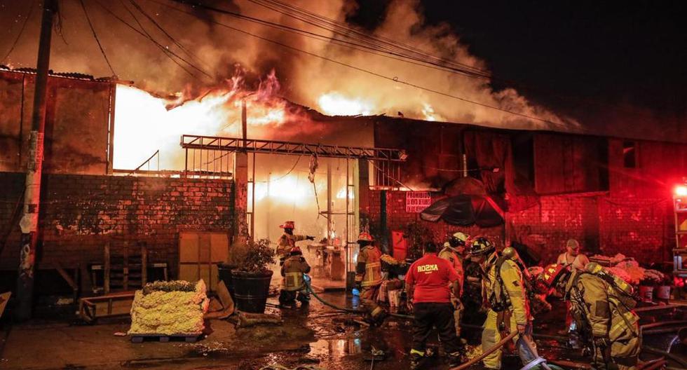 Rímac: incendio destruye 160 puestos en mercado de Flores Santa Rosa |  VIDEO | EDICION | CORREO
