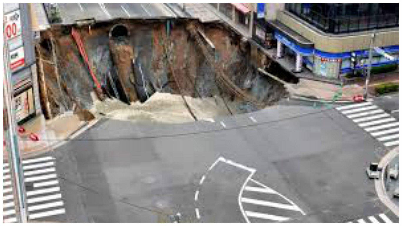 YouTube: así se abrió cráter de 30 metros que casi se traga edificios (VIDEO)