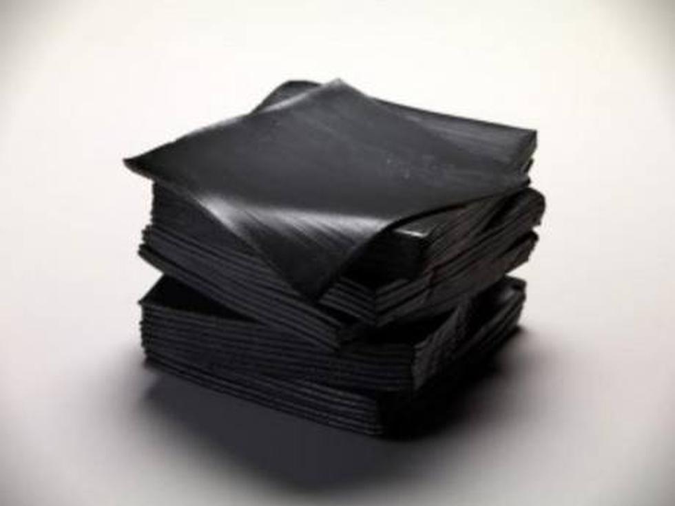 Presentan hamburguesa con queso negro de carbón y salsa de calamar (FOTOS)