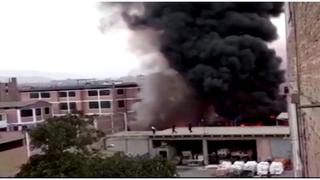 Gran incendio se registra esta tarde en San Juan de Lurigancho