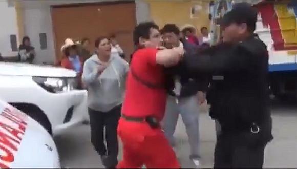 Miembros del serenazgo y bomberos se agarran a golpes por atender a anciana (VIDEO)