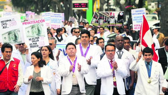Médicos seguirán en huelga indefinida tras reunión con viceministros