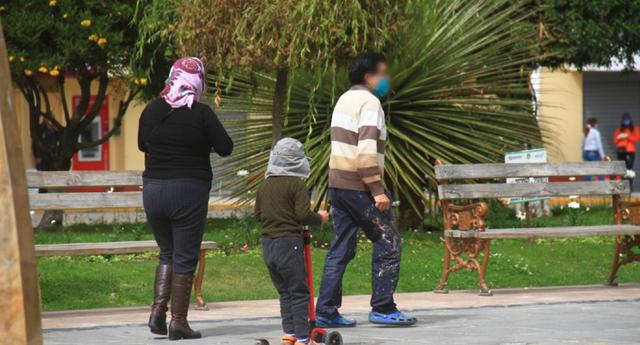 Junín: Padres llevaron a su pequeño hijo a jugar a la plaza Constitución de Huancayo, sin tomar en cuenta advertencias del Minsa sobre posibles contagios. (GEC)