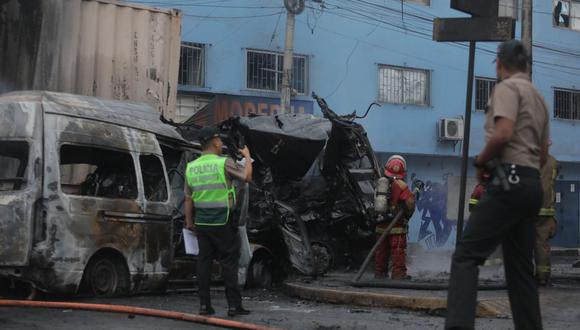 Algunos testigos indicaron que se escucharon hasta tres explosiones progresivas tras el choque de losa vehículos. (Foto: César Bueno / GEC)