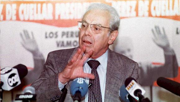 Former UN Secretary General and Peruvian presidential candidate Javier Perez de Cuellar addresses a press conference 08 April 1995 at his Union for Peru party headquarters in Lima one day prior to the country's general elections. De Cuellar denounced the ballot-fraud scandal uncovered 08 April. AFP PHOTO (Photo by JAIME RAZURI / AFP)