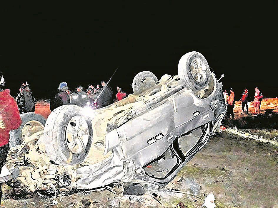 Tres personas fallecen y una queda herida al caer camioneta a un abismo 