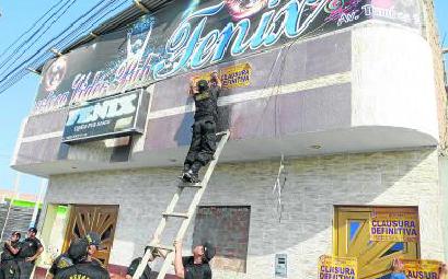 Municipalidad clausura discoteca Fénix