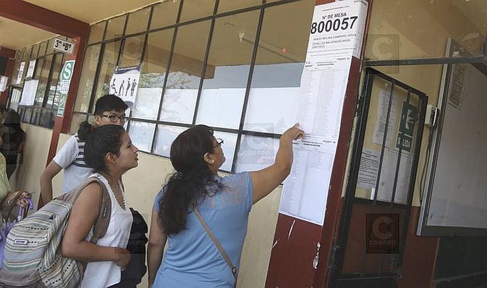 ​Jóvenes de 18 años votan entusiasmados en referéndum (FOTOS)