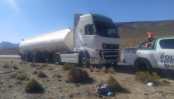 Camión cisterna boliviano chocó contra una motocicleta con dos ocupantes y causó dos muertes en la vía Binacional, jurisdicción de Candarave (Tacna)