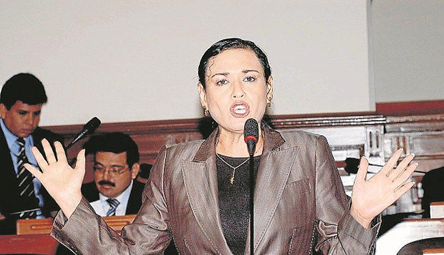 Excongresista Rosa Venegas entró a una de las oficinas lacradas y sacó documentos