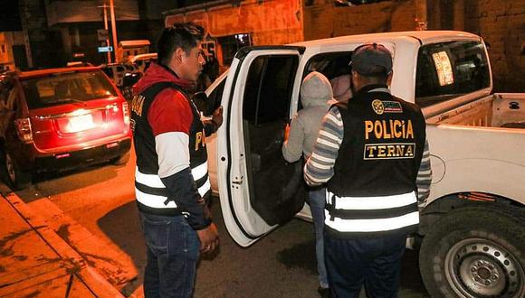 Detienen a menores de edad que bebían licor en plena emergencia en Puno