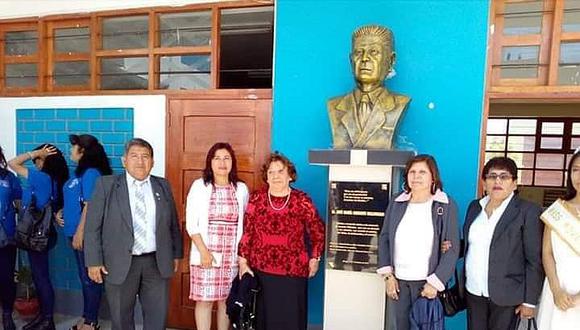 Develan busto de José María Morante por aniversario de colegio que lleva su nombre