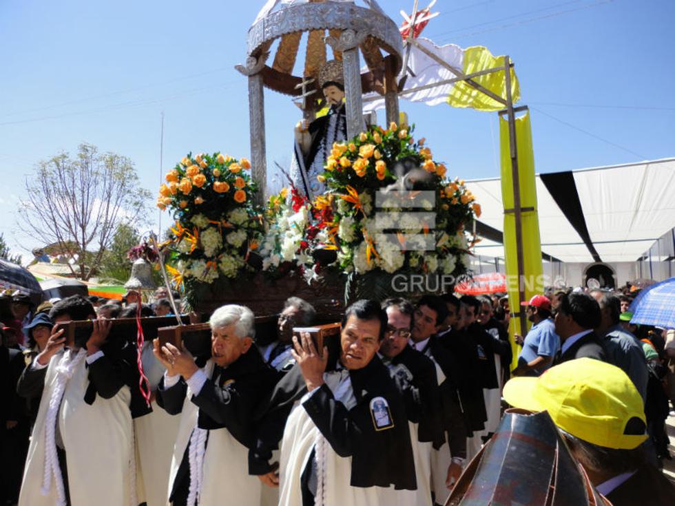 Con alfombras y tunantada, miles veneran a Santo Domingo de Guzmán 