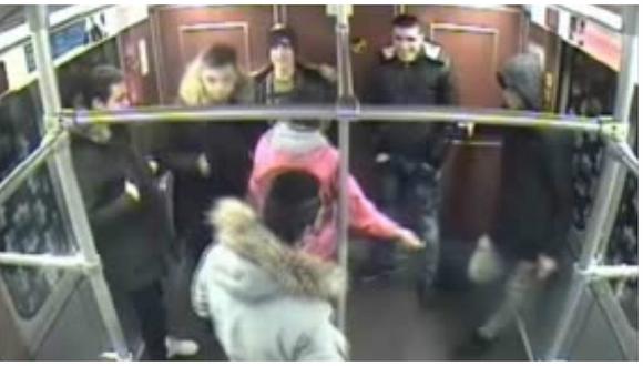 Alemania: jóvenes intentaron prender fuego a indigente en estación de metro (VIDEO)