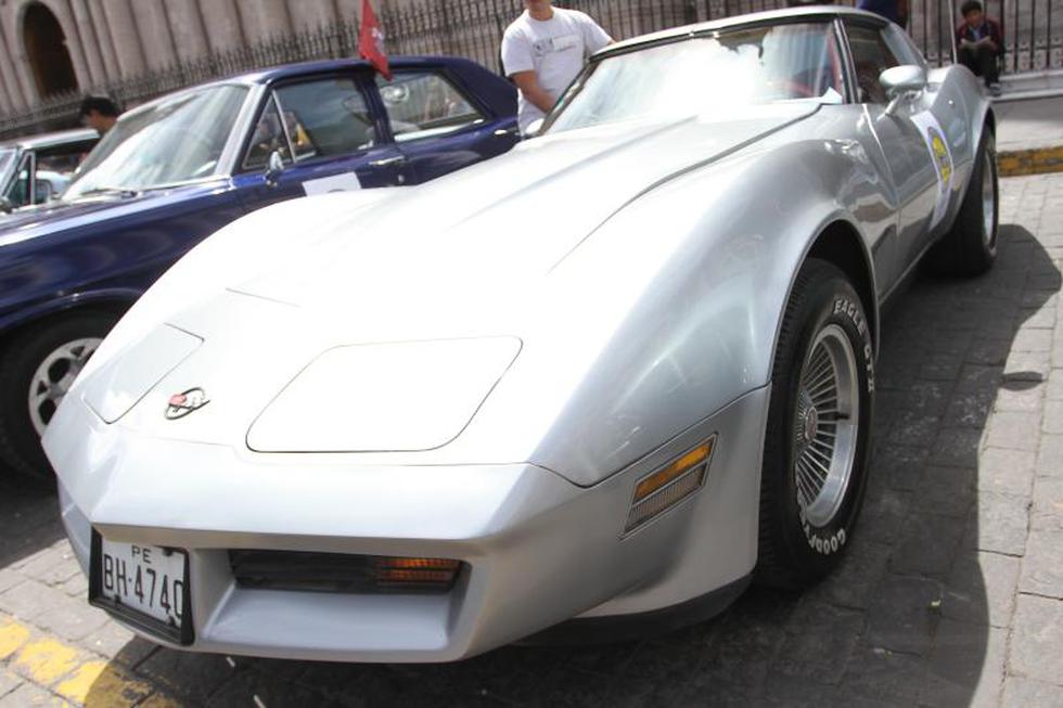 Exhiben autos antiguos en Plaza de Armas