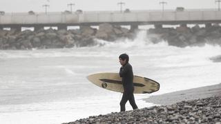 Vecinos de Miraflores bajan a la Costa Verde para surfear en la playa Makaha
