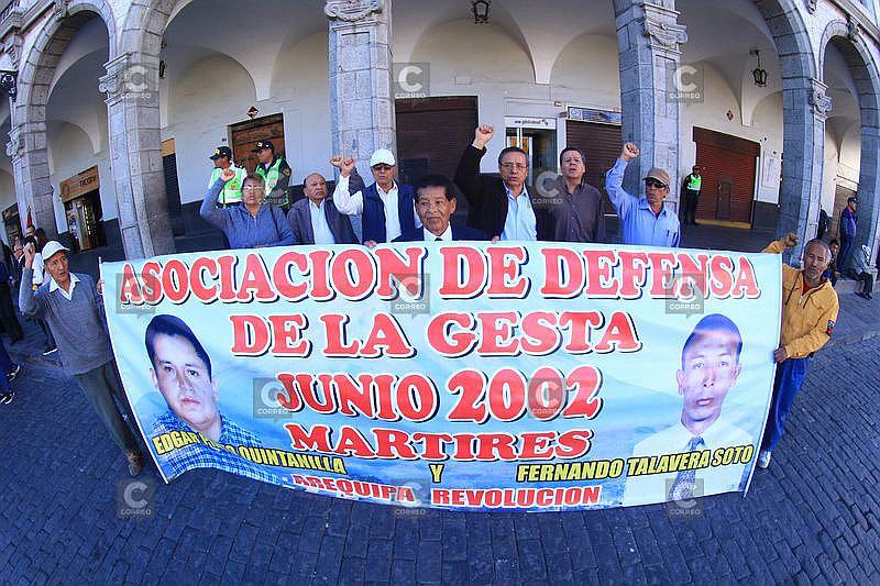 Con desfile en la Plaza de Armas recuerdan 16 años del "Arequipazo"  