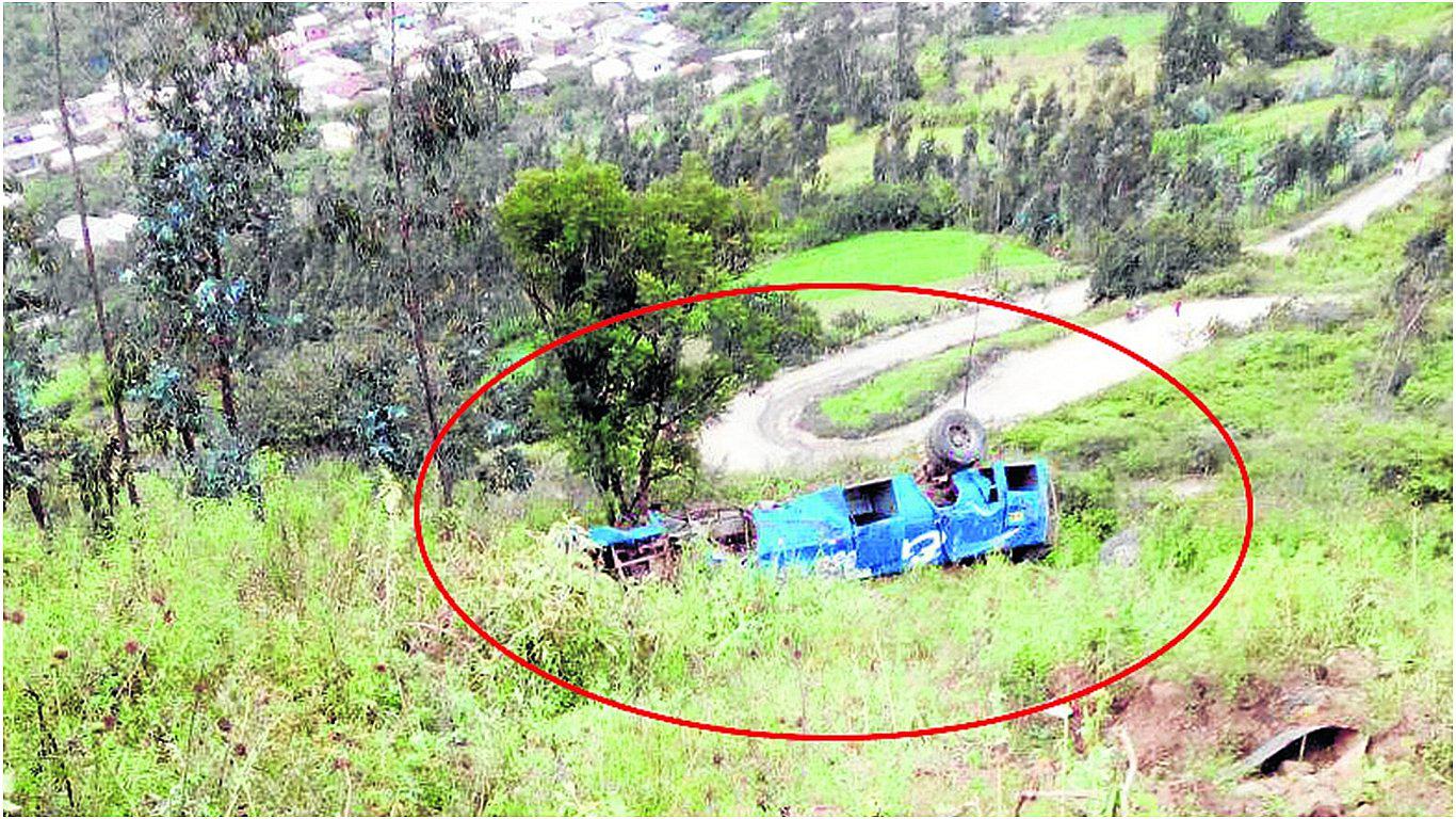 Confirman ocho fallecidos tras la caída de un ómnibus a abismo (VIDEO) 