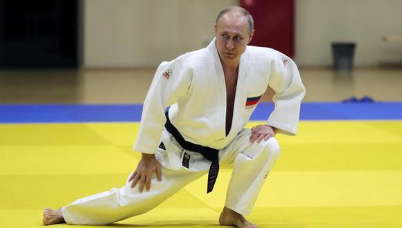 El presidente ruso Vladimir Putin participa en una sesión de entrenamiento con miembros del equipo nacional ruso de judo en Sochi el 14 de febrero de 2019. (Foto de Mikhail KLIMENTYEV / SPUTNIK / AFP)