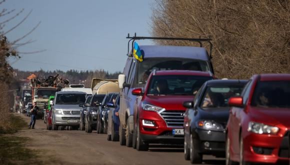 Una gran fila de vehículos esperan para entrar en Kiev (Ucrania), este jueves. (Foto: EFE/ MIGUEL GUTIÈRREZ)