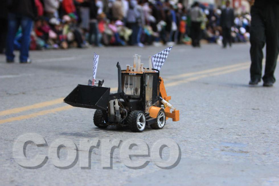 Colorido desfile engalana calles de Huancayo (FOTOS) 