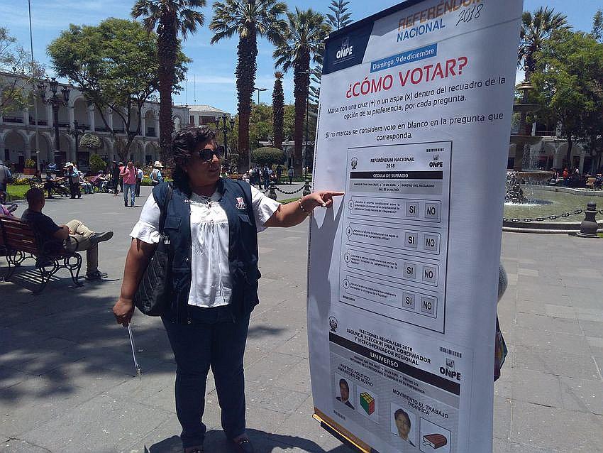 Personal de la ONPE enseña a la población a votar correctamente