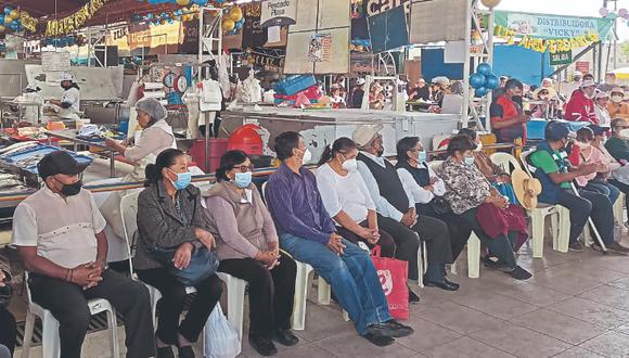 Comerciantes de productos hidrobiológicos celebraron el Día de San Pedro y San Pablo, además del aniversario 40 del terminal. (Foto: GEC)