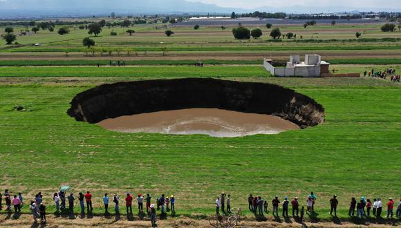 El socavón se originó con solo cinco metros de diámetro, en solo 24 horas pasó a los 30 metros y ha seguido creciendo hasta superar los 120 metros. (Foto:  JOSE CASTAÑARES / AFP)