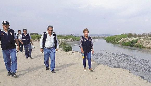 Alcaldesa y director de reconstrucción recorren el río Lacramarca 