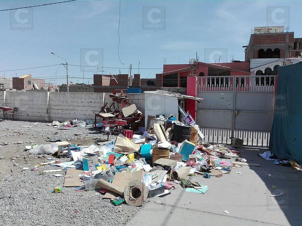 Dejan mobiliario y basura de la IE FAZ en ambientes del colegio Jorge Basadre